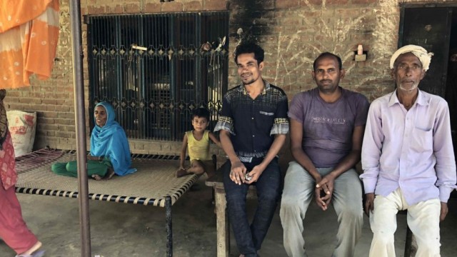 Mohammed-Ismail-with-his-family-in-Hetampur-Barabanki.-The-family-does-not-have-a-toilet-1024x768